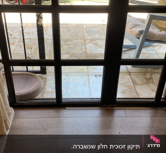 דלת זכוכית עם נוף לגינה